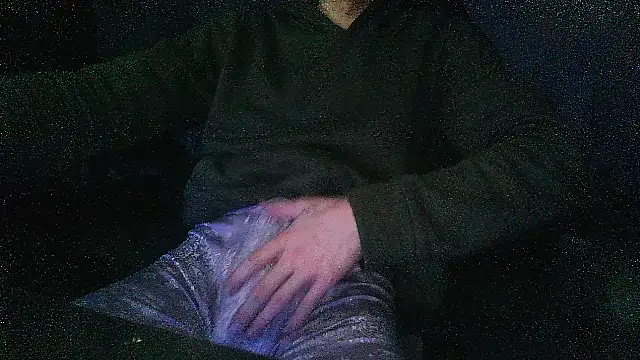 Snapshot of 8inchesfr chatting on 04/21/26, 09:15 8inchesfr online show from 04/21/26, 09:15