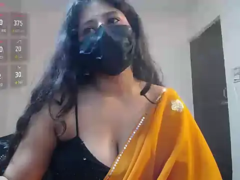 Snapshot of -Queenie chatting on 05/05/26, 07:00 -Queenie online show from 05/05/26, 07:00