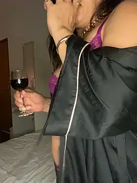 Snapshot of SabrinaDVD chatting on 04/28/26, 10:04 SabrinaDVD online show from 04/28/26, 10:04