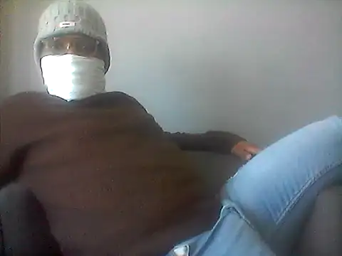 Snapshot of LunjeSA chatting on 05/11/26, 10:54 LunjeSA online show from 05/11/26, 10:54