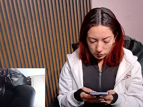 Snapshot of MissOffice_ chatting on 06/12/26, 11:31 MissOffice online show from 06/12/26, 11:31