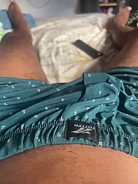 Snapshot of elmiles chatting on 04/21/26, 04:23 elmiles online show from 04/21/26, 04:23