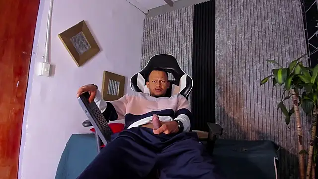 Snapshot of Tony_Panther chatting on 04/25/26, 11:35 Tony Panther online show from 04/25/26, 11:35