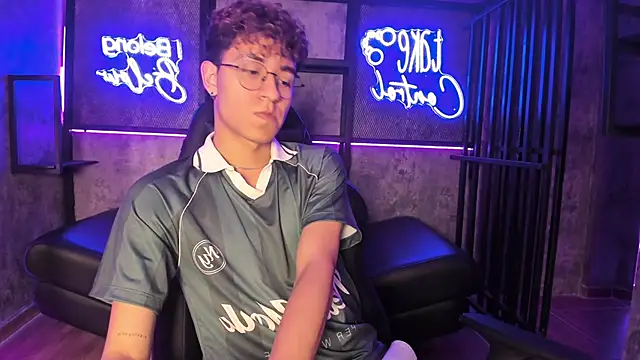 Snapshot of AngeloBellini chatting on 04/27/26, 01:31 AngeloBellini online show from 04/27/26, 01:31