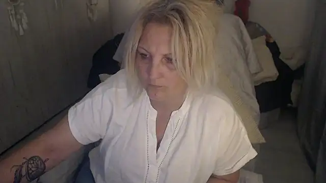 Divineblond online show from 04/15/26, 07:32