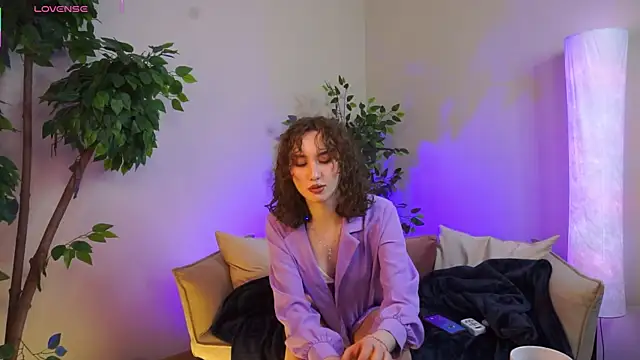 Snapshot of LouiseEvans chatting on 05/18/26, 12:33 LouiseEvans online show from 05/18/26, 12:33