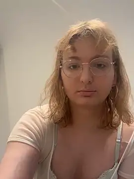 Snapshot of LilyFoot chatting on 04/25/26, 04:15 LilyFoot online show from 04/25/26, 04:15