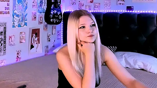 Snapshot of LunariaFox chatting on 05/14/26, 02:57 LunariaFox online show from 05/14/26, 02:57