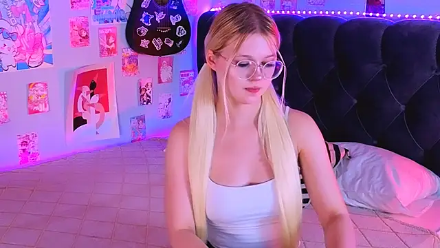 Snapshot of LunariaFox chatting on 07/15/26, 02:44 LunariaFox online show from 07/15/26, 02:44