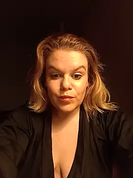 Snapshot of Maryquenn chatting on 05/16/26, 06:17 Maryquenn online show from 05/16/26, 06:17