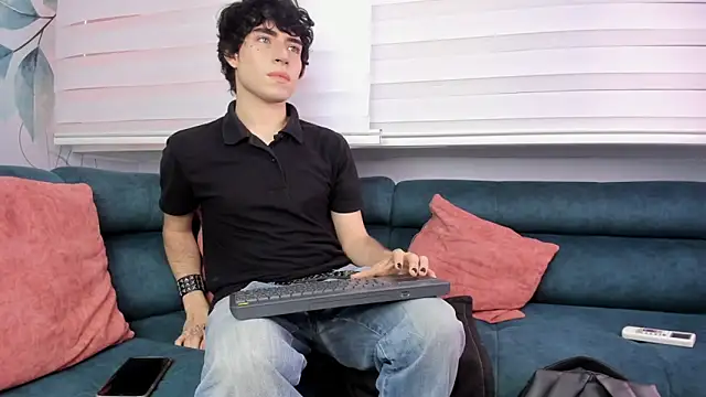 Snapshot of DemonFoxx chatting on 04/27/26, 01:42 DemonFoxx online show from 04/27/26, 01:42