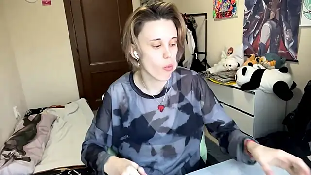 Snapshot of Queen_moments_ chatting on 04/23/26, 10:14 Queen moments online show from 04/23/26, 10:14