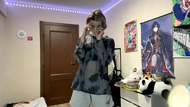 Snapshot of Queen_moments_ chatting on 04/23/26, 12:29 Queen moments online show from 04/23/26, 12:29