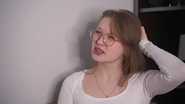 Snapshot of MarisaPuent chatting on 04/25/26, 04:37 MarisaPuent online show from 04/25/26, 04:37