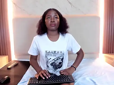 Snapshot of YuyuHOT chatting on 04/23/26, 03:03 YuyuHOT online show from 04/23/26, 03:03