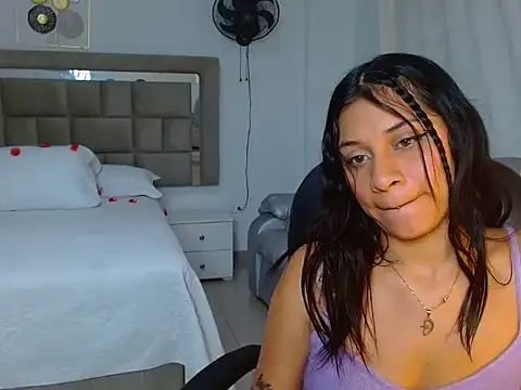 Snapshot of marianafine chatting on 04/24/26, 02:08 marianafine online show from 04/24/26, 02:08