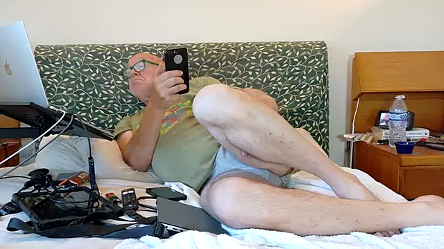 Snapshot of KinkCentral chatting on 06/04/26, 07:42 KinkCentral online show from 06/04/26, 07:42