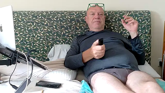 Snapshot of KinkCentral chatting on 06/19/26, 09:24 KinkCentral online show from 06/19/26, 09:24
