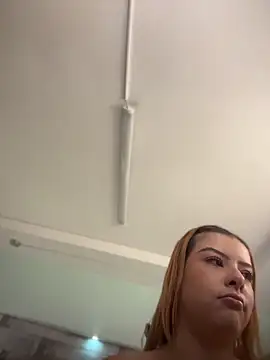Snapshot of SweettVal_ chatting on 06/19/26, 04:00 SweettVal online show from 06/19/26, 04:00