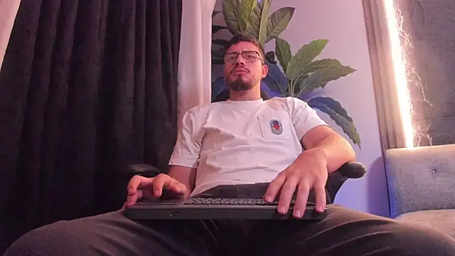 Snapshot of chris_gold_ chatting on 04/23/26, 08:11 chris gold online show from 04/23/26, 08:11