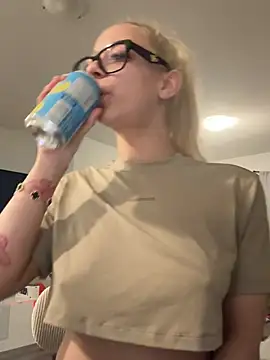 Snapshot of Badlilfantasy chatting on 04/27/26, 01:14 Badlilfantasy online show from 04/27/26, 01:14