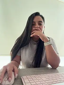 Snapshot of Just_Adri chatting on 04/24/26, 07:27 Just Adri online show from 04/24/26, 07:27