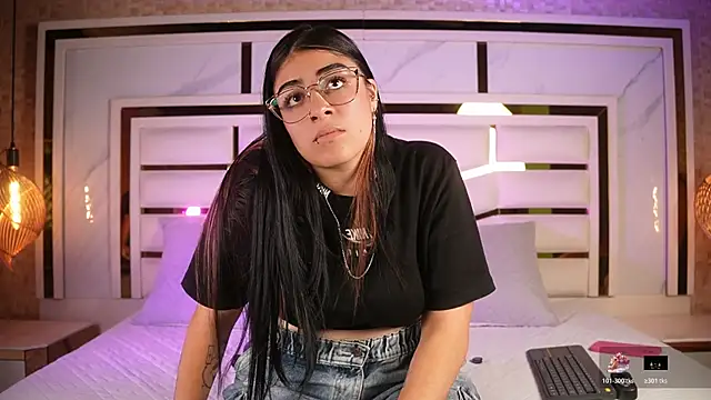 Snapshot of nicole_sm chatting on 04/24/26, 03:31 nicole sm online show from 04/24/26, 03:31