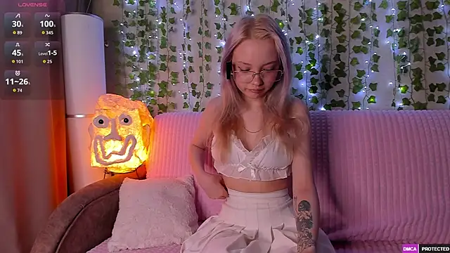 Snapshot of _CloudNine_ chatting on 04/26/26, 02:09 CloudNine online show from 04/26/26, 02:09