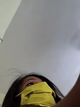 Snapshot of Niya_ chatting on 04/25/26, 03:20 Niya online show from 04/25/26, 03:20