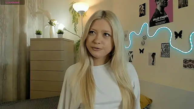 Snapshot of MidnightPoise chatting on 04/27/26, 06:11 MidnightPoise online show from 04/27/26, 06:11