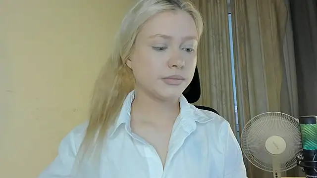 Snapshot of MidnightPoise chatting on 06/16/26, 04:59 MidnightPoise online show from 06/16/26, 04:59