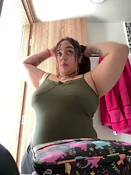 Snapshot of violettmonroe2 chatting on 04/27/26, 03:10 violettmonroe2 online show from 04/27/26, 03:10