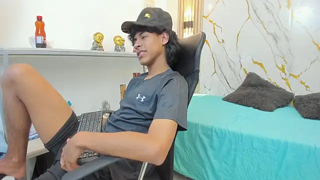 Snapshot of Zayn_Fox32 chatting on 04/27/26, 07:23 Zayn Fox32 online show from 04/27/26, 07:23