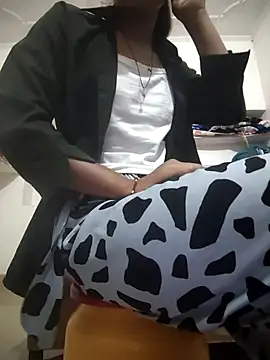 Snapshot of ESHA-LOVE chatting on 05/04/26, 12:28 ESHA-LOVE online show from 05/04/26, 12:28