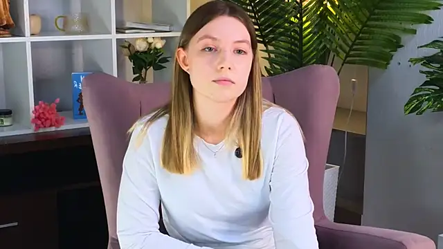 Snapshot of RebeccaAzim chatting on 04/28/26, 12:43 RebeccaAzim online show from 04/28/26, 12:43