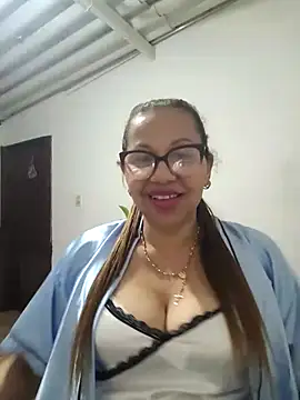 Snapshot of Ladymilf12 chatting on 05/05/26, 01:24 Ladymilf12 online show from 05/05/26, 01:24