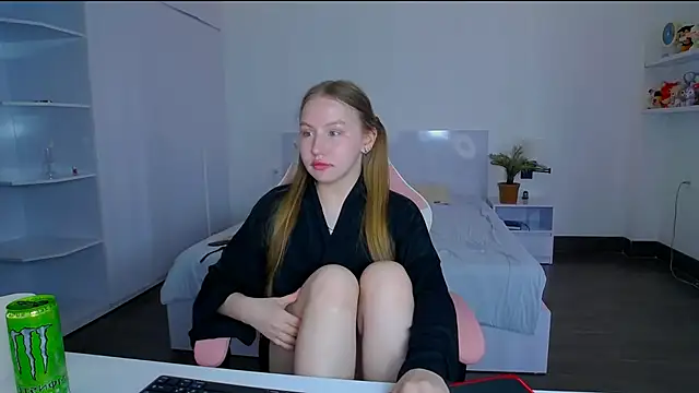 Snapshot of Crystal_Line chatting on 04/27/26, 05:05 Crystal Line online show from 04/27/26, 05:05