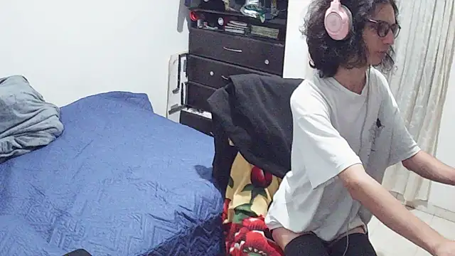 Snapshot of hxxyro1 chatting on 04/28/26, 04:06 hxxyro1 online show from 04/28/26, 04:06