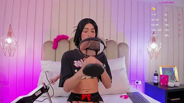 nicki-west online show from 05/08/26, 07:30