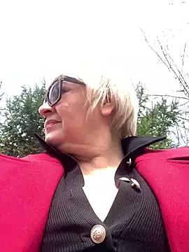 Snapshot of Laura_Miillf chatting on 04/30/26, 09:04 Laura Miillf online show from 04/30/26, 09:04