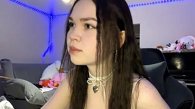 Snapshot of Esmi12345 chatting on 04/27/26, 02:04 Esmi12345 online show from 04/27/26, 02:04