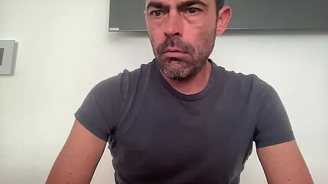 Snapshot of Riccardo86xx chatting on 04/27/26, 07:39 Riccardo86xx online show from 04/27/26, 07:39