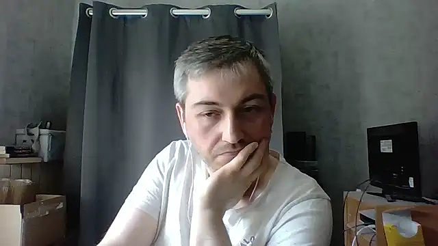 Snapshot of Max541991xx chatting on 04/27/26, 01:42 Max541991xx online show from 04/27/26, 01:42