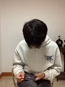 Snapshot of YangYang-8 chatting on 04/27/26, 02:26 YangYang-8 online show from 04/27/26, 02:26