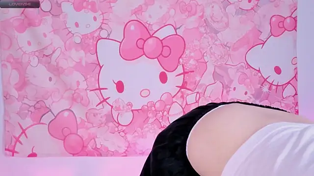 Snapshot of LouiseKane chatting on 07/15/26, 04:23 LouiseKane online show from 07/15/26, 04:23