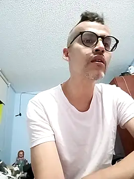 Snapshot of jairo43 chatting on 05/04/26, 10:11 jairo43 online show from 05/04/26, 10:11