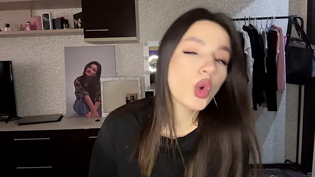 Snapshot of FlorSmalling chatting on 04/29/26, 07:56 FlorSmalling online show from 04/29/26, 07:56