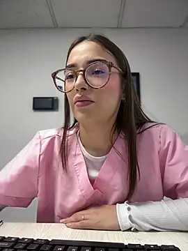 Snapshot of Sweet_Milaa1 chatting on 06/18/26, 06:23 Sweet Milaa1 online show from 06/18/26, 06:23