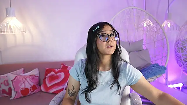 Snapshot of VioletJoness_ chatting on 06/16/26, 11:35 VioletJoness online show from 06/16/26, 11:35