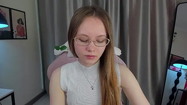 Snapshot of FloraLarsson chatting on 05/15/26, 03:46 FloraLarsson online show from 05/15/26, 03:46
